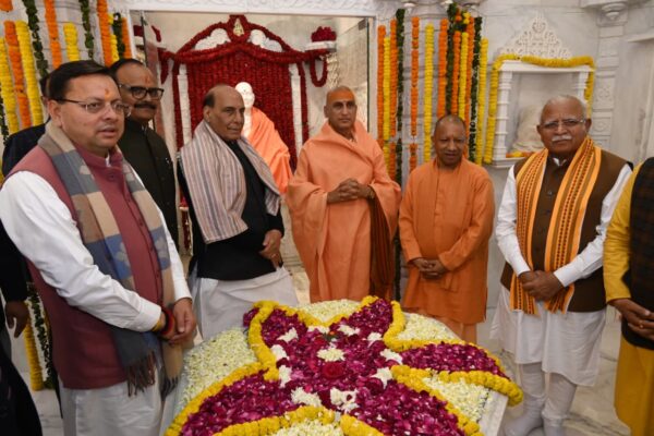 हरिद्वार के सप्तऋषि क्षेत्र स्थित भारत माता मंदिर परिसर में ब्रह्मलीन परम पूज्य गुरुदेव स्वामी सत्यमित्रानंद गिरि जी महाराज की समाधि मंदिर मूर्ति स्थापना के अवसर पर आयोजित तीन दिवसीय भव्य समारोह का शुक्रवार को विधिवत समापन हुआ।