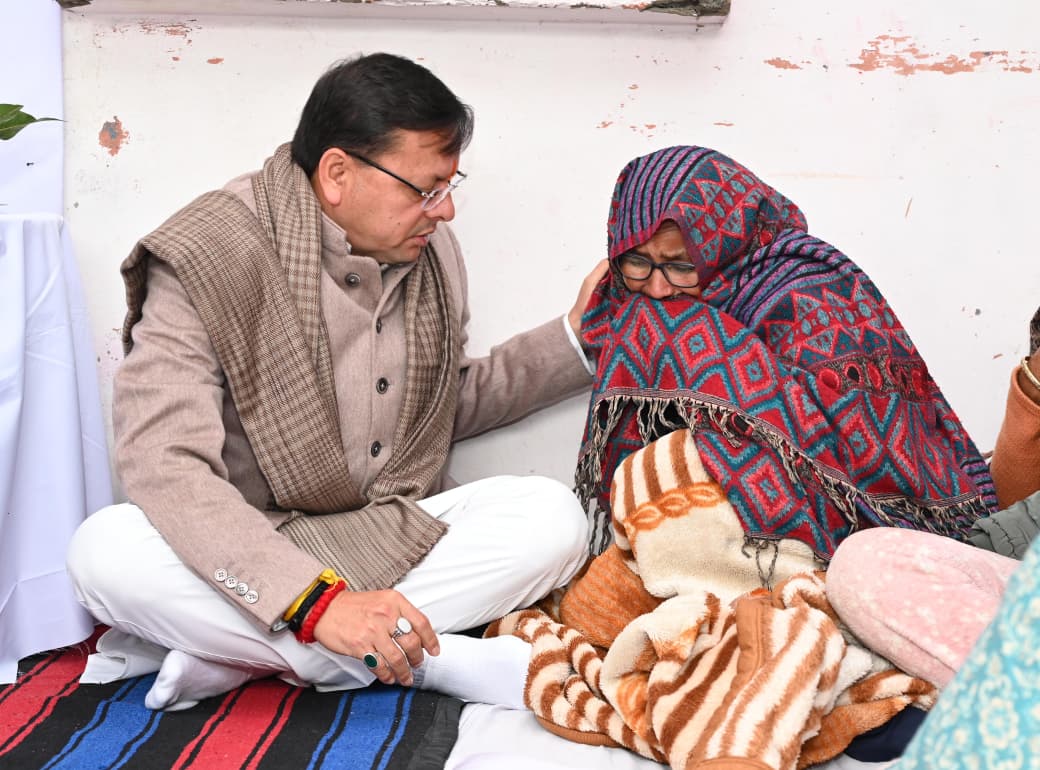 मुख्यमंत्री श्री पुष्कर सिंह धामी ने अपने खटीमा भ्रमण के दूसरे दिन रविवार को कैंप कार्यालय लोहियाहेड व हेलीपेड में जनप्रतिनिधियों व जनता से मुलाकात कर जनसमस्याएं सुनी…