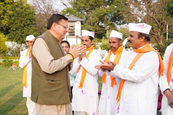 मुख्यमंत्री पुष्कर सिंह धामी को मुख्यमंत्री आवास में चम्पावत से आए होल्यारों ने दी होली की शुभकामनाएं*