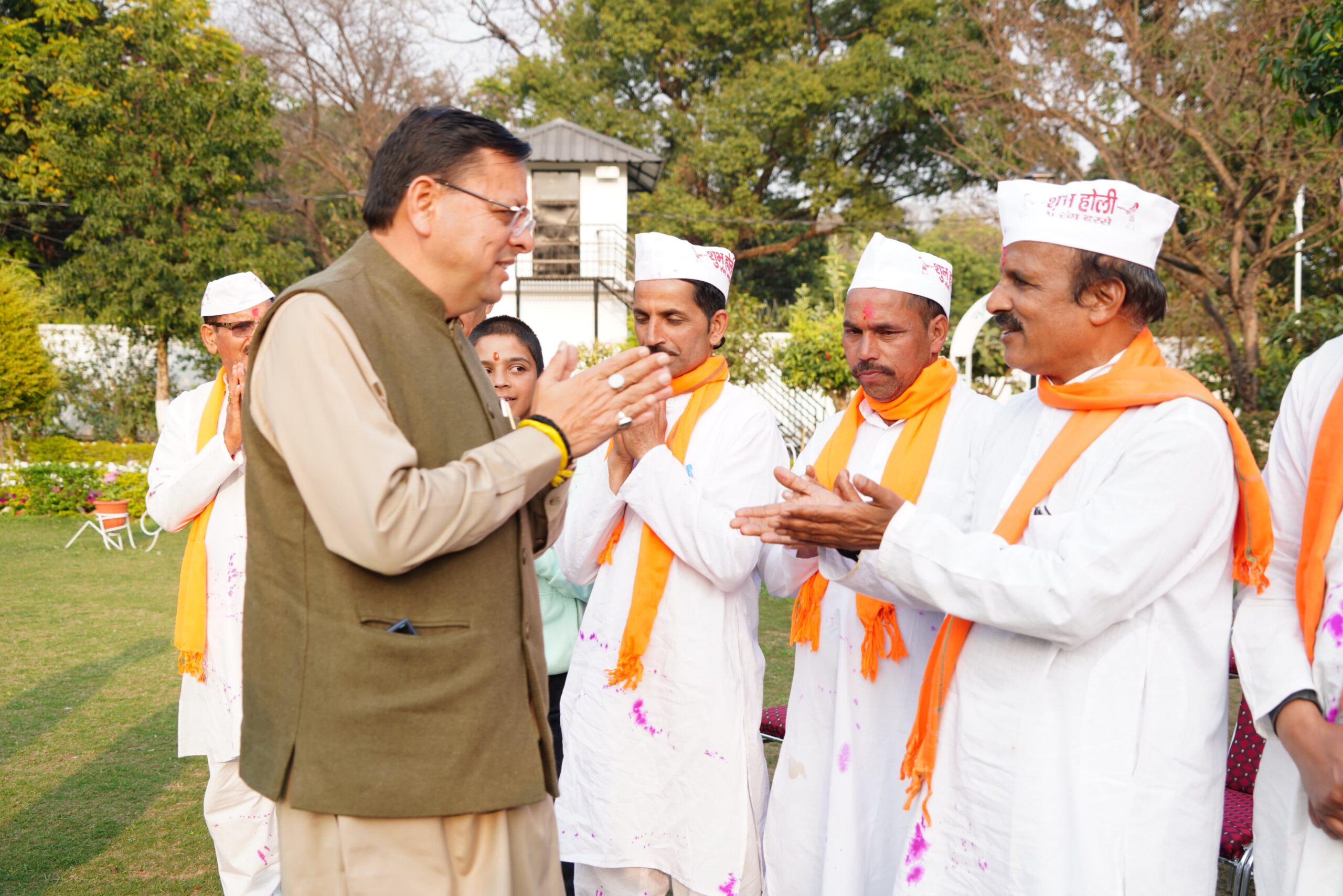 मुख्यमंत्री पुष्कर सिंह धामी को मुख्यमंत्री आवास में चम्पावत से आए होल्यारों ने दी होली की शुभकामनाएं*