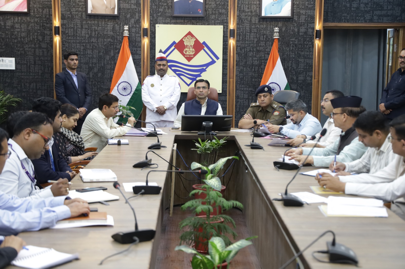 एलपीजी गैस अवैध संग्रहण, कालाबाजारी पर अब सीधे जेल; आवश्यक वस्तु अधिनियम 1955 व बीएनएस के प्राविधानों के अन्तर्गत होगी कार्यवाही, डीएम ने दिए निर्देश