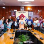 मुख्यमंत्री श्री पुष्कर सिंह धामी ने मंगलवार को सचिवालय में उत्तराखण्ड सचिवालय बैडमिंटन क्लब द्वारा प्रकाशित स्मारिका “प्रयास बेहतर कल के लिए” का विमोचन किया।