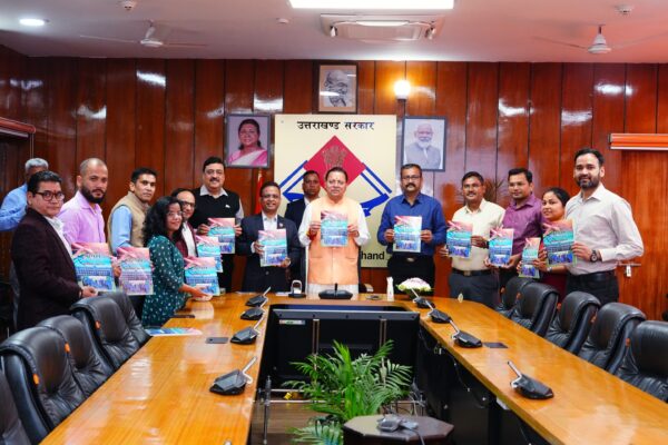 मुख्यमंत्री श्री पुष्कर सिंह धामी ने मंगलवार को सचिवालय में उत्तराखण्ड सचिवालय बैडमिंटन क्लब द्वारा प्रकाशित स्मारिका “प्रयास बेहतर कल के लिए” का विमोचन किया।