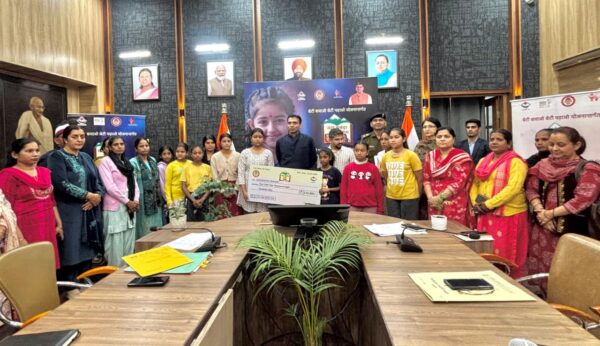 नवरात्र के पावन अवसर पर डीएम ने की देवियों की स्तुति; 10 बालिकाओं की शिक्षा पुनर्जीवित   मुख्यमंत्री के मागदर्शन में जिला प्रशासन ने 136 से अधिक बालिकाओं की शिक्षा को किया पुनर्जीवित