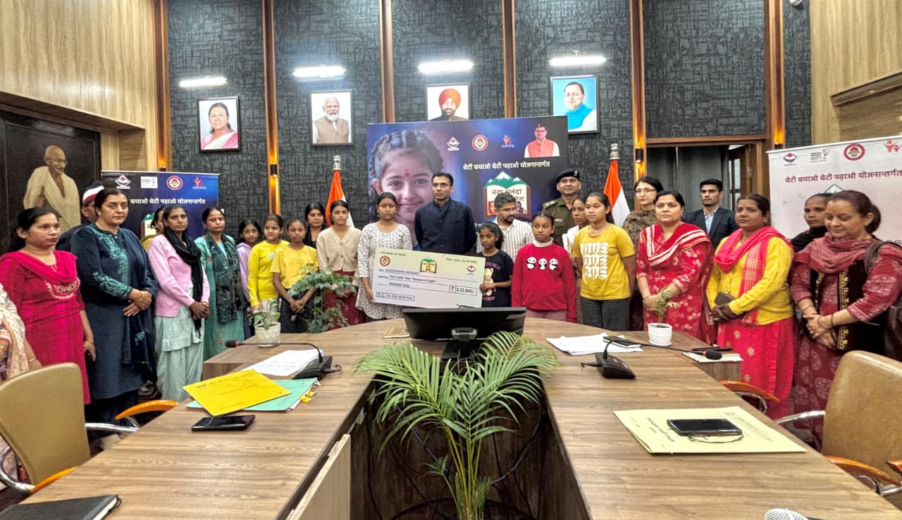 नवरात्र के पावन अवसर पर डीएम ने की देवियों की स्तुति; 10 बालिकाओं की शिक्षा पुनर्जीवित   मुख्यमंत्री के मागदर्शन में जिला प्रशासन ने 136 से अधिक बालिकाओं की शिक्षा को किया पुनर्जीवित