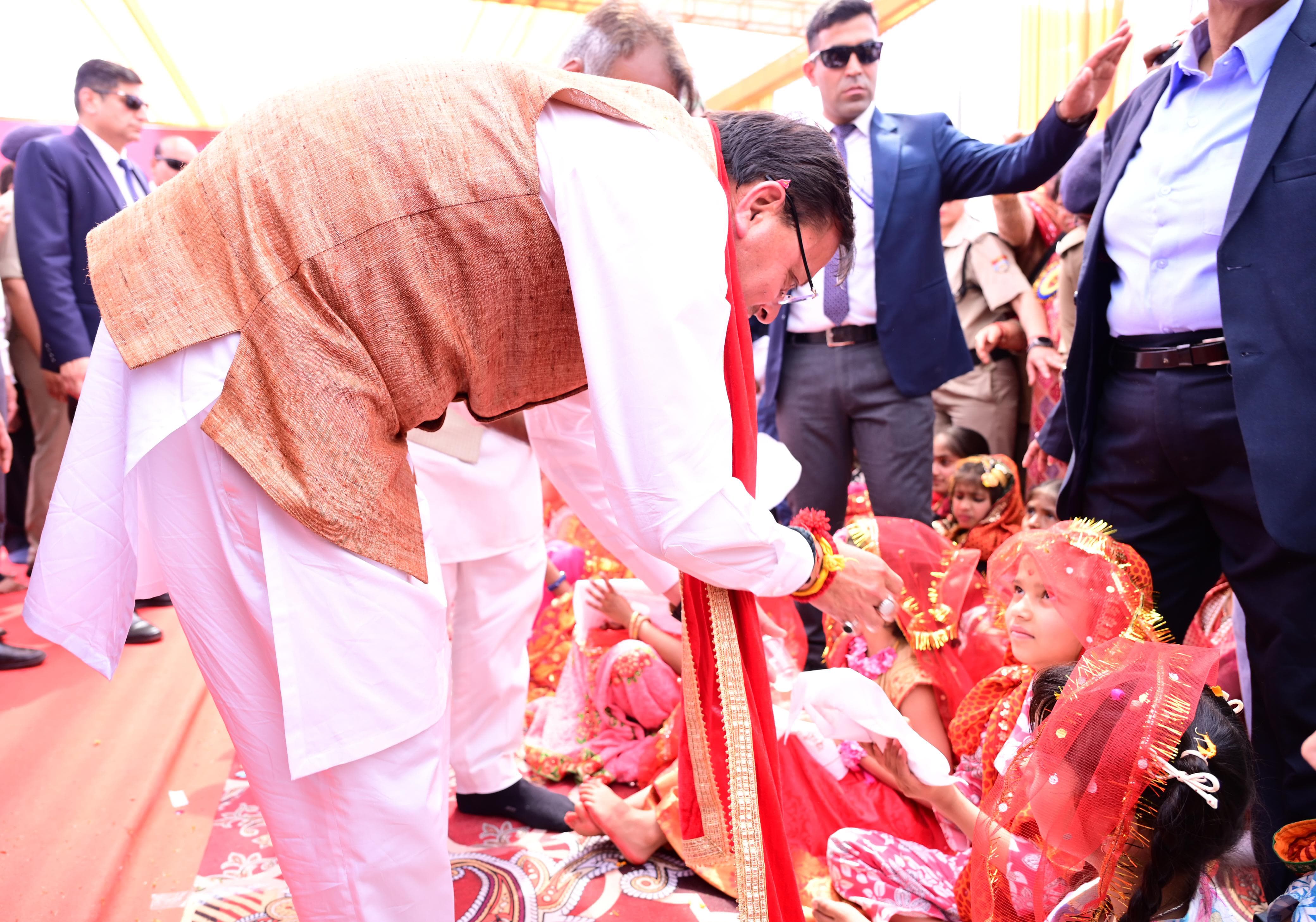 मुख्यमंत्री ने सामूहिक कन्या पूजन कार्यक्रम में किया प्रतिभाग*