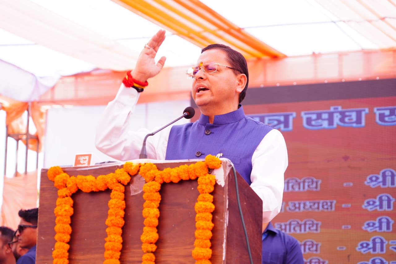 मुख्यमंत्री पुष्कर सिंह धामी ने शनिवार को डी०ए०वी० पीजी कॉलेज, देहरादून में आयोजित छात्रसंघ समारोह में प्रतिभाग करते हुए छात्र-छात्राओं को संबोधित किया