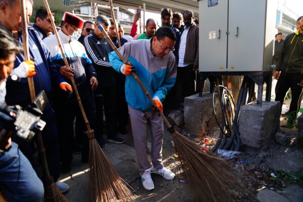 मुख्यमंत्री पुष्कर सिंह धामी ने सोमवार को बल्लूपुर चौक में नगर निगम, देहरादून द्वारा आयोजित “स्वेच्छा से स्वच्छता” कार्यक्रम में प्रतिभाग कर प्रदेशवासियों को स्वच्छता के प्रति जागरूक रहने का संदेश दिया