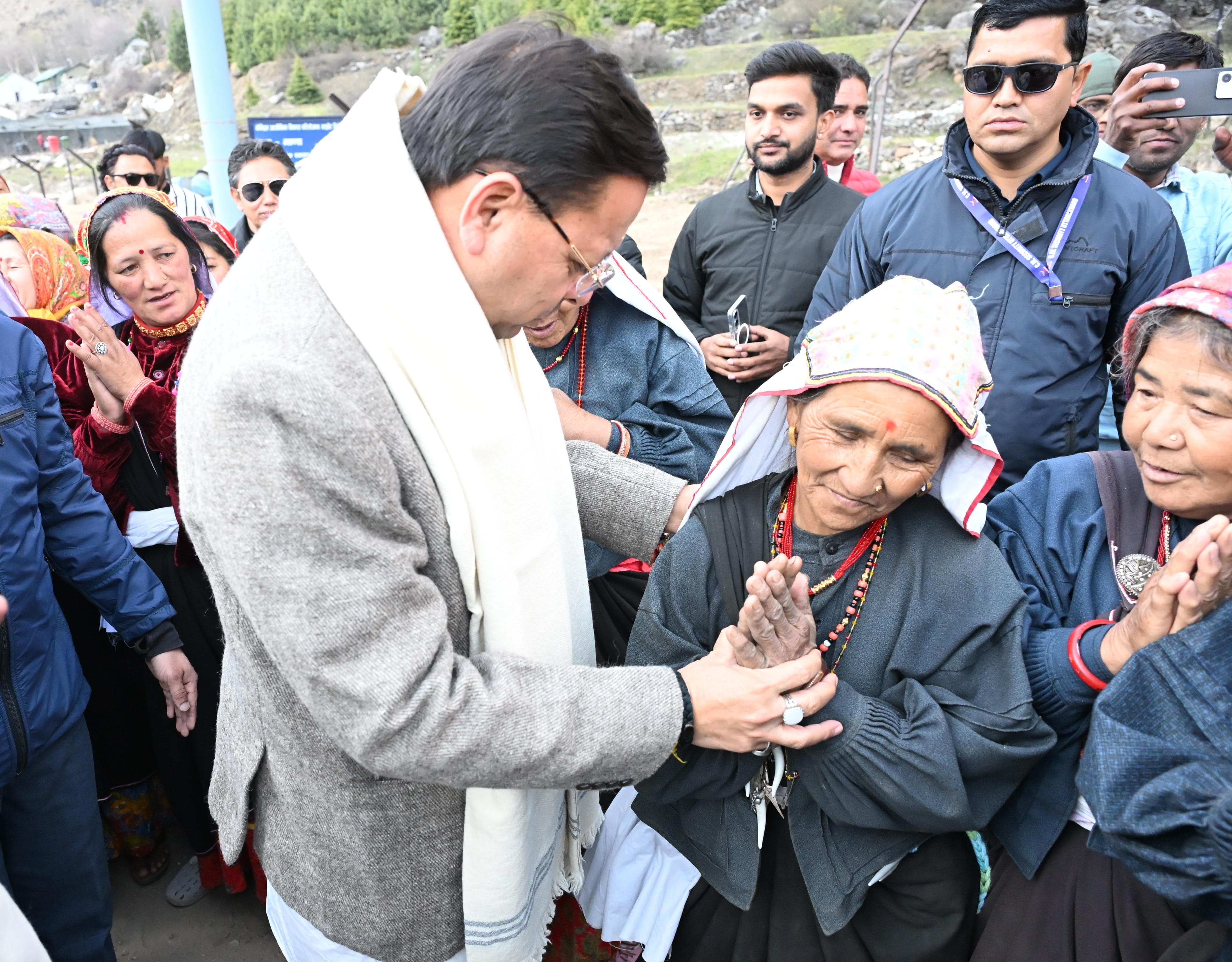 मुख्यमंत्री धामी पहुंचे भारत के प्रथम सीमांत गांव माणा,*  *विकास कार्यों का लिया जायजा*  *शत-प्रतिशत “लखपति दीदी” गांव माणा बना आत्मनिर्भरता का मॉडल*