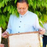 मुख्यमंत्री श्री पुष्कर सिंह धामी ने शनिवार को मुख्यमंत्री आवास परिसर में शहद निकालने की प्रक्रिया का अवलोकन किया