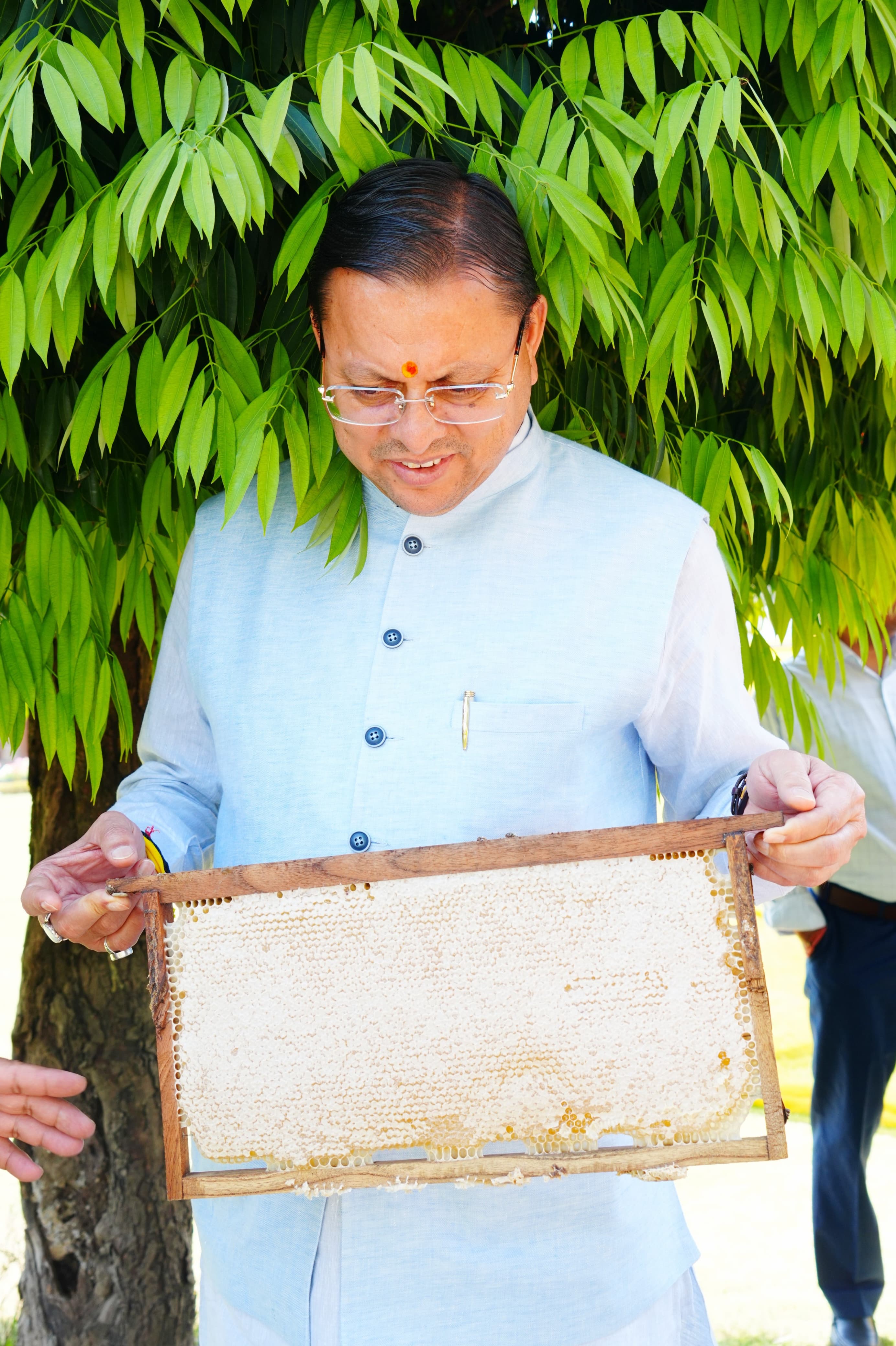 मुख्यमंत्री श्री पुष्कर सिंह धामी ने शनिवार को मुख्यमंत्री आवास परिसर में शहद निकालने की प्रक्रिया का अवलोकन किया