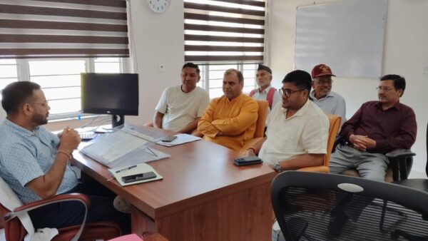 नैनीडांडा विकास समिति देहरादून के अध्यक्ष सतीश घिल्डियाल एवं जिला पंचायत सदस्य नीरज पंत के नेतृत्व में समिति का प्रतिनिधि मंडल बस सेवा नियमित करने हेतु उप महाप्रबंधक परिवहन निगम उत्तराखंड से मिला