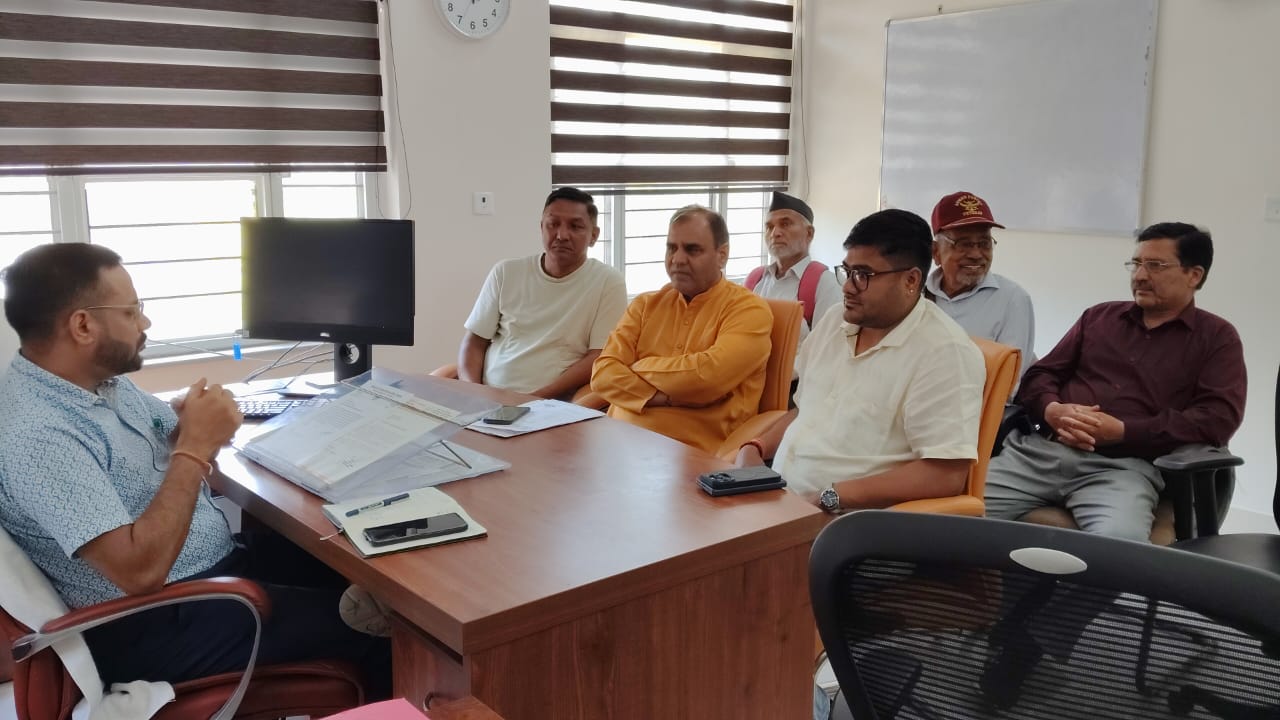 नैनीडांडा विकास समिति देहरादून के अध्यक्ष सतीश घिल्डियाल एवं जिला पंचायत सदस्य नीरज पंत के नेतृत्व में समिति का प्रतिनिधि मंडल बस सेवा नियमित करने हेतु उप महाप्रबंधक परिवहन निगम उत्तराखंड से मिला