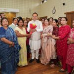 मुख्यमंत्री पुष्कर सिंह धामी ने रविवार को मुख्यमंत्री आवास स्थित मुख्य सेवक सदन में प्रदेश के विभिन्न जनपदों से आए लोगों की समस्याओं को सुना