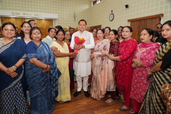 मुख्यमंत्री पुष्कर सिंह धामी ने रविवार को मुख्यमंत्री आवास स्थित मुख्य सेवक सदन में प्रदेश के विभिन्न जनपदों से आए लोगों की समस्याओं को सुना