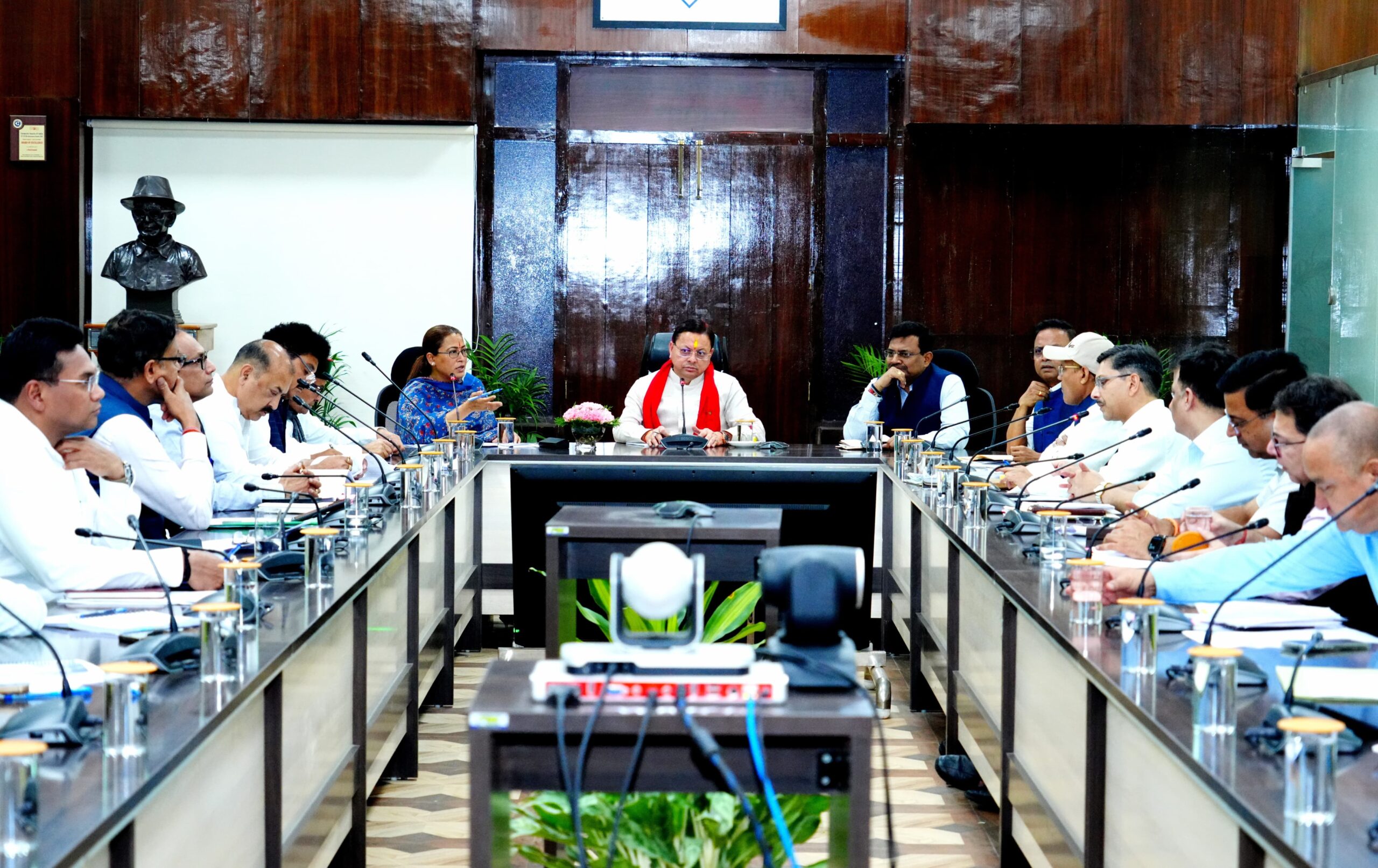 बिना तैयारी बैठक में पहुंचे अधिकारियों पर सीएम धामी सख्त, जताई कड़ी नाराजगी*  *मुख्यमंत्री बोले— मुख्यमंत्री घोषणाएं सरकार की सर्वोच्च प्राथमिकता*