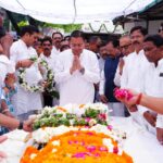 मुख्यमंत्री श्री पुष्कर सिंह धामी ने बुधवार को बलवीर रोड, देहरादून स्थित भाजपा प्रदेश कार्यालय में पूर्व मुख्यमंत्री मेजर जनरल भुवन चंद्र खंडूड़ी (सेवानिवृत्त) के पार्थिव शरीर पर पुष्प चक्र अर्पित कर उन्हें नम आंखों से विदाई दी
