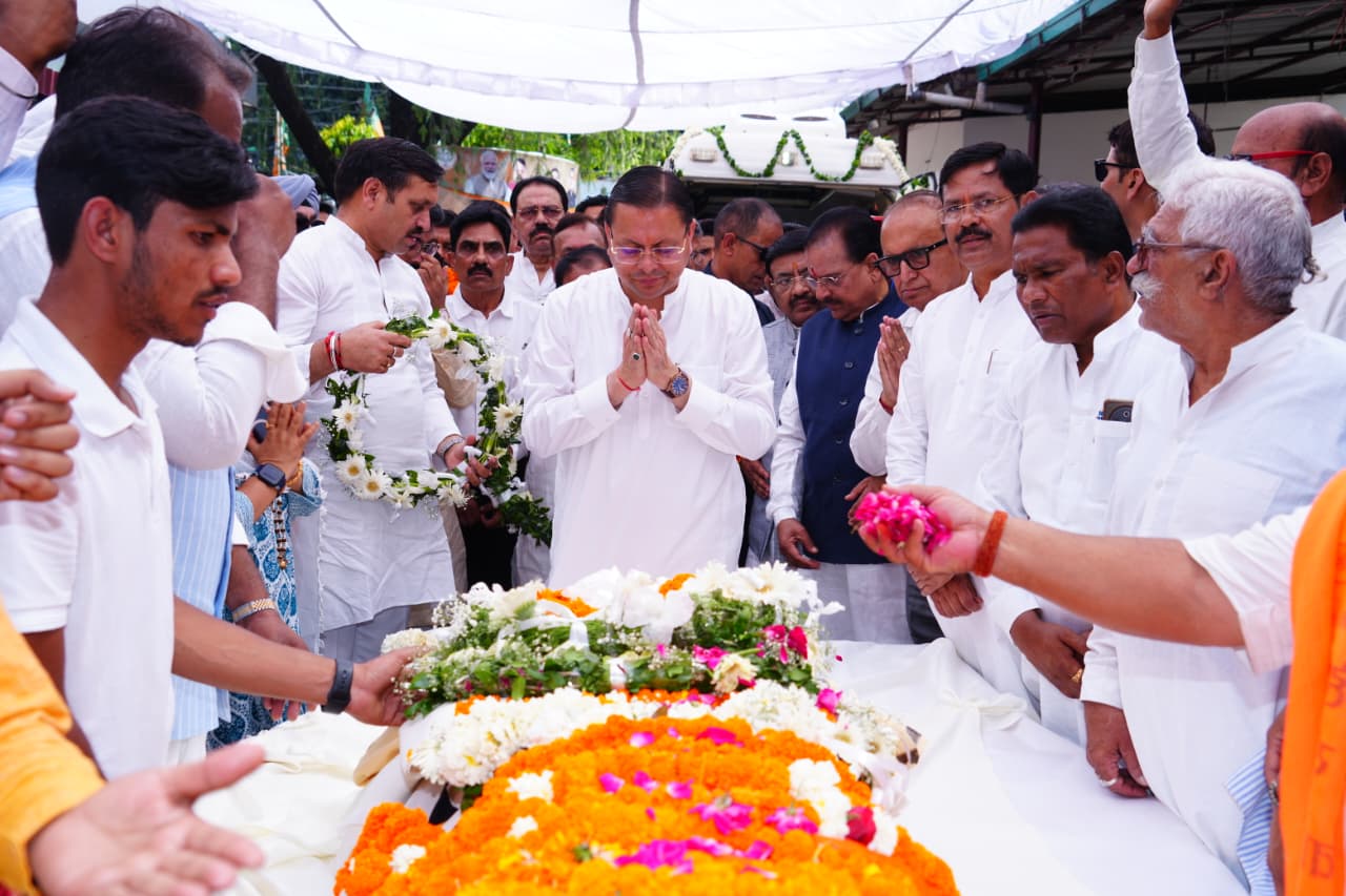 मुख्यमंत्री श्री पुष्कर सिंह धामी ने बुधवार को बलवीर रोड, देहरादून स्थित भाजपा प्रदेश कार्यालय में पूर्व मुख्यमंत्री मेजर जनरल भुवन चंद्र खंडूड़ी (सेवानिवृत्त) के पार्थिव शरीर पर पुष्प चक्र अर्पित कर उन्हें नम आंखों से विदाई दी