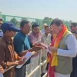 मुख्यमंत्री पुष्कर सिंह धामी ने बुधवार को लोहियाहेड हेलीपैड पर जनता व जनप्रतिनिधियों से मुलाकात कर जनसमस्याएं सुनी तथा समस्याओं का समाधान करने के निर्देश अधिकारियों को दिए।
