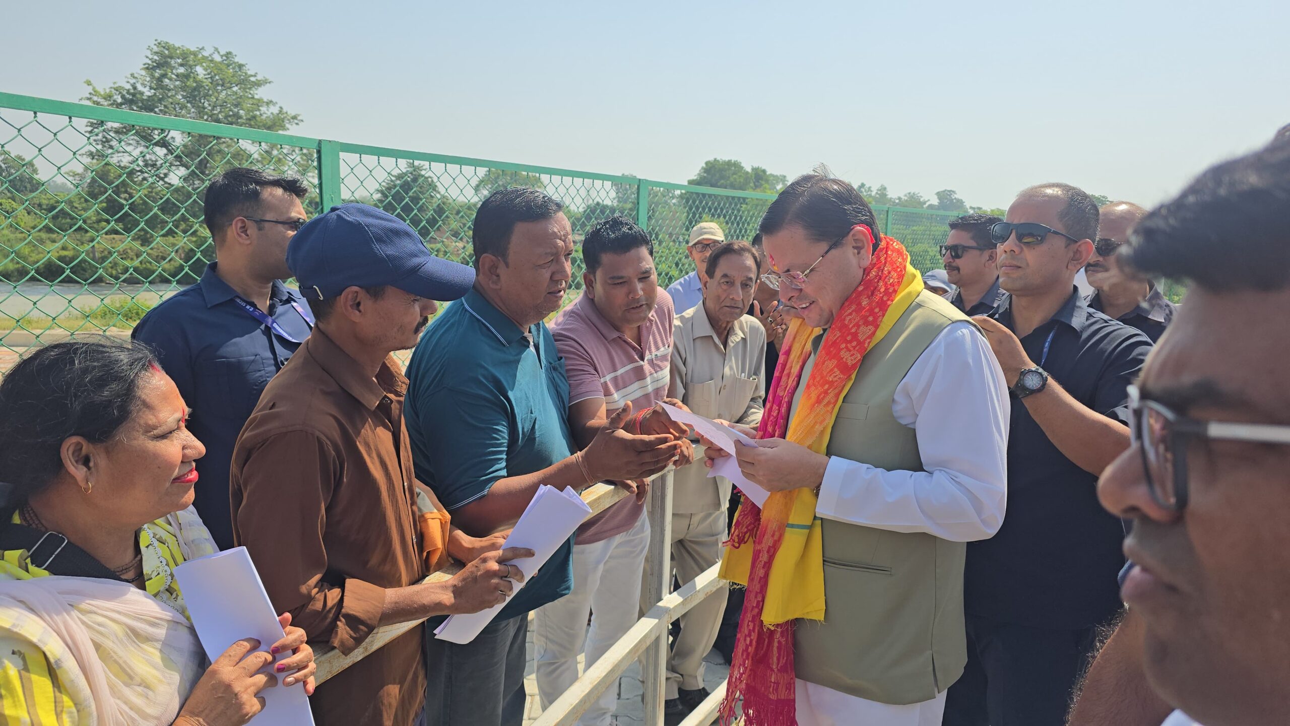 मुख्यमंत्री पुष्कर सिंह धामी ने बुधवार को लोहियाहेड हेलीपैड पर जनता व जनप्रतिनिधियों से मुलाकात कर जनसमस्याएं सुनी तथा समस्याओं का समाधान करने के निर्देश अधिकारियों को दिए।
