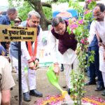 प्रधानमंत्री नरेंद्र मोदी के एक पेड़ मां के नाम अभियान के अंतर्गत मुख्यमंत्री श्री पुष्कर सिंह धामी ने अपनी पूज्य माता जी के नाम से पौधा रोपित किया*