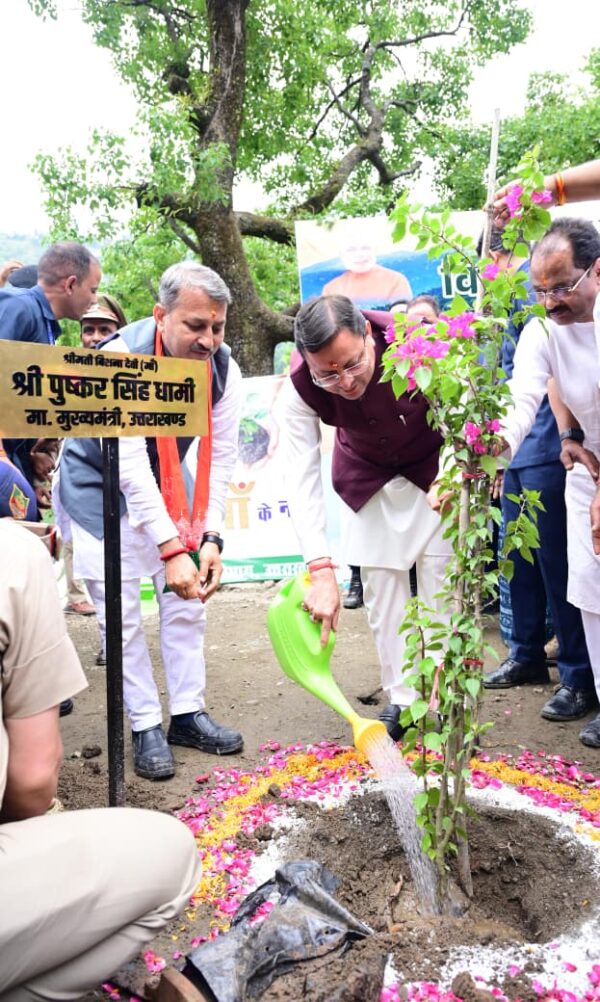 प्रधानमंत्री नरेंद्र मोदी के एक पेड़ मां के नाम अभियान के अंतर्गत मुख्यमंत्री श्री पुष्कर सिंह धामी ने अपनी पूज्य माता जी के नाम से पौधा रोपित किया*