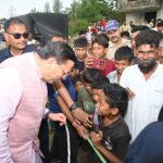 मुख्यमंत्री पुष्कर सिंह धामी को अपने बीच पाकर बच्चे हुए उत्साहित, जमकर खिंचवाईं तस्वीरें*