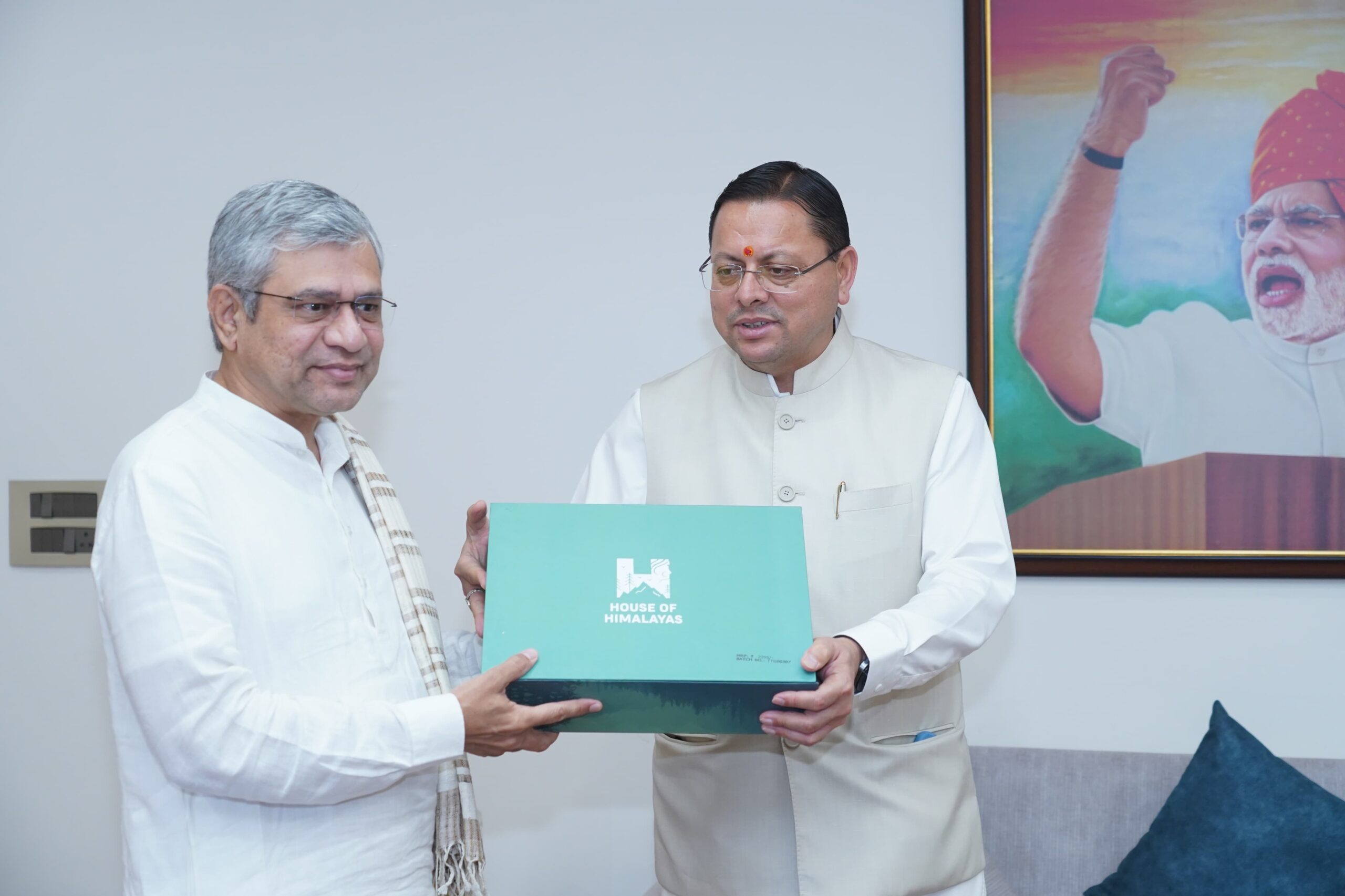 मुख्यमंत्री ने केंद्रीय रेल मंत्री से रेल परियोजनाओं एवं कनेक्टिविटी विस्तार पर की चर्चा*  *केन्द्रीय रेल मंत्री ने दिया प्रस्तावों पर आवश्यक कार्यवाही किये जाने का आश्वासन*