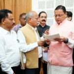 मुख्यमंत्री ने जन समस्याओं के त्वरित एवं समयबद्ध समाधान के दिए निर्देश*  *मुख्यमंत्री कैंप कार्यालय स्थित मुख्य सेवक सदन में विभिन्न क्षेत्रों से आए लोगों की सुनी समस्याएं*