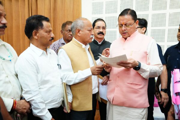 मुख्यमंत्री ने जन समस्याओं के त्वरित एवं समयबद्ध समाधान के दिए निर्देश*  *मुख्यमंत्री कैंप कार्यालय स्थित मुख्य सेवक सदन में विभिन्न क्षेत्रों से आए लोगों की सुनी समस्याएं*