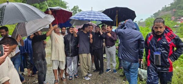 फील्ड में रहकर वर्षा से प्रभावित क्षेत्रों का निरीक्षण कर रहे हैं जिलाधिकारी देहरादून