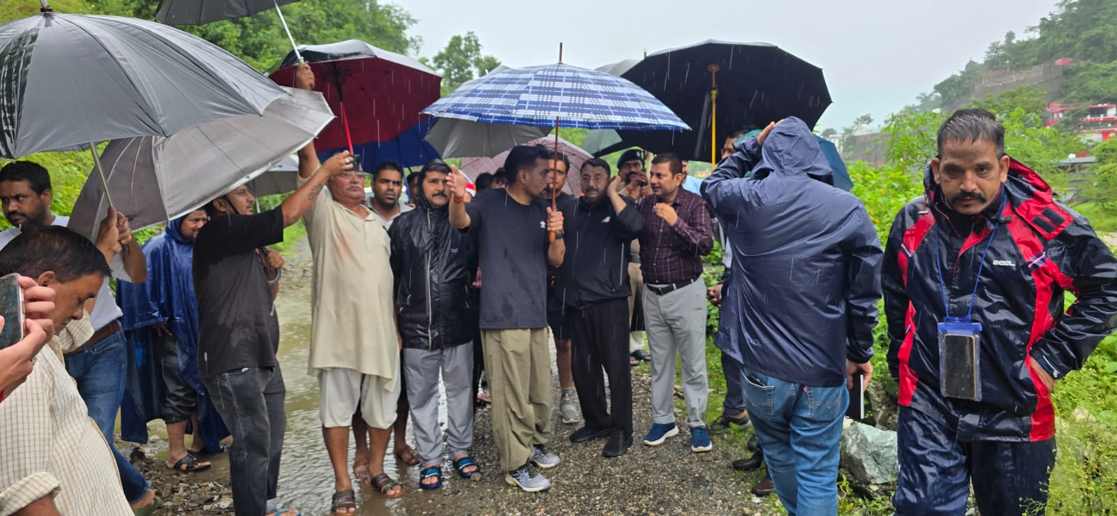 फील्ड में रहकर वर्षा से प्रभावित क्षेत्रों का निरीक्षण कर रहे हैं जिलाधिकारी देहरादून