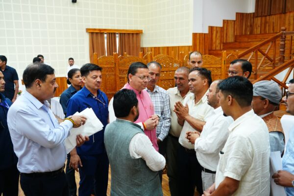 मुख्यमंत्री ने मुख्यमंत्री कैंप कार्यालय में सुनीं जन समस्याएं*  *जन समस्याओं का प्राथमिकता के आधार पर शीघ्र समाधान सुनिश्चित करने के दिए निर्देश*