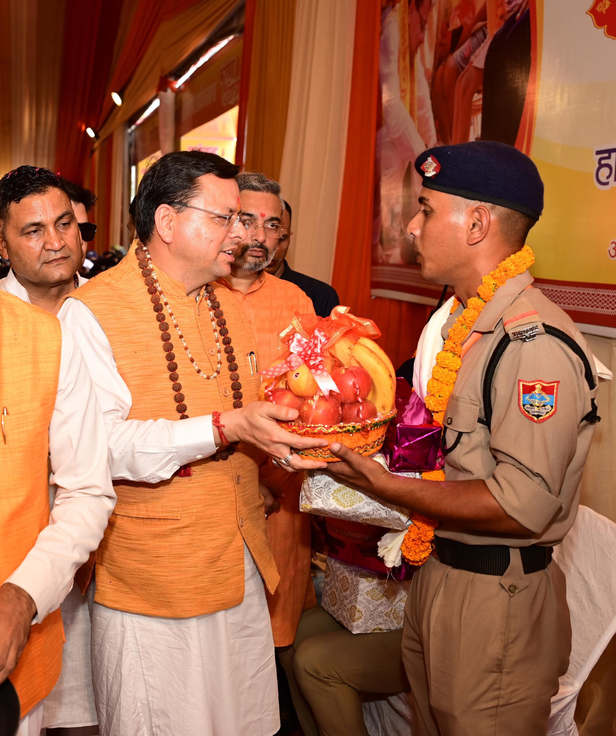 पुष्पवर्षा और चरण प्रक्षालन के साथ देवभूमि ने किया शिवभक्त कांवड़ियों का अभिनंदन*  *मुख्यमंत्री ने स्वास्थ्य सेवा शिविर का किया शुभारंभ, श्रद्धालुओं को अपने हाथों से परोसा भोजन*