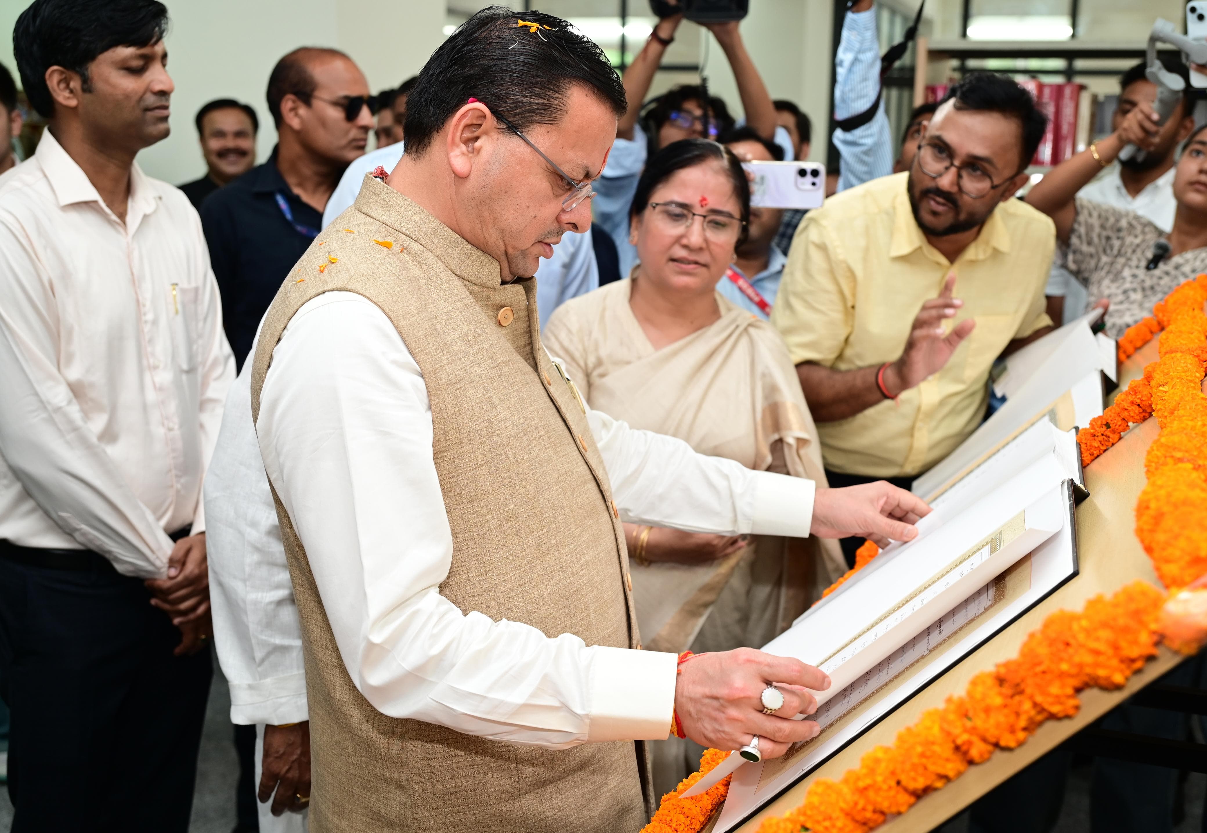 दून विश्वविद्यालय में मुख्यमंत्री ने युवाओं से किया संवाद, कहा-बदलती तकनीक के अनुरूप ‘फ्यूचर रेडी’ बनें युवा*