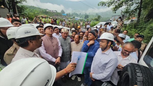 बेहद खराब मौसम के बीच भी पीपलकोटी पहुंचे मुख्यमंत्री धामी*