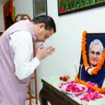 मुख्यमंत्री पुष्कर सिंह धामी ने पूर्व प्रधानमंत्री एवं भारत रत्न अटल बिहारी वाजपेयी जी की पुण्यतिथि पर मुख्यमंत्री आवास में उनके चित्र पर श्रद्धासुमन अर्पित कर उन्हें भावपूर्ण श्रद्धांजलि दी।