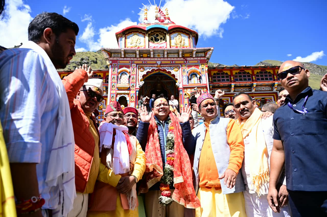 श्री बदरीनाथ धाम में मुख्यमंत्री ने की पूजा-अर्चना, मास्टर प्लान के कार्यों का लिया जायजा*  *भगवान बदरीविशाल से प्रदेश की सुख-समृद्धि एवं खुशहाली की कामना की*
