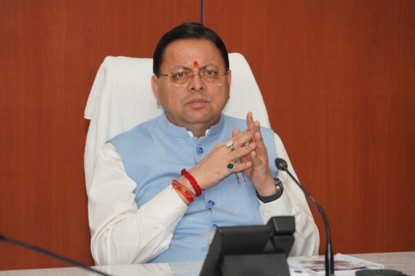 दिल्ली से लौटते ही सीधे राज्य आपातकालीन परिचालन केंद्र पहुंचे सीएम धामी*  *उत्तराखंड में फंसे ट्रैकर्स-माउंटेनियर्स की सुरक्षित वापसी के लिए मुख्यमंत्री ने संभाली कमान*