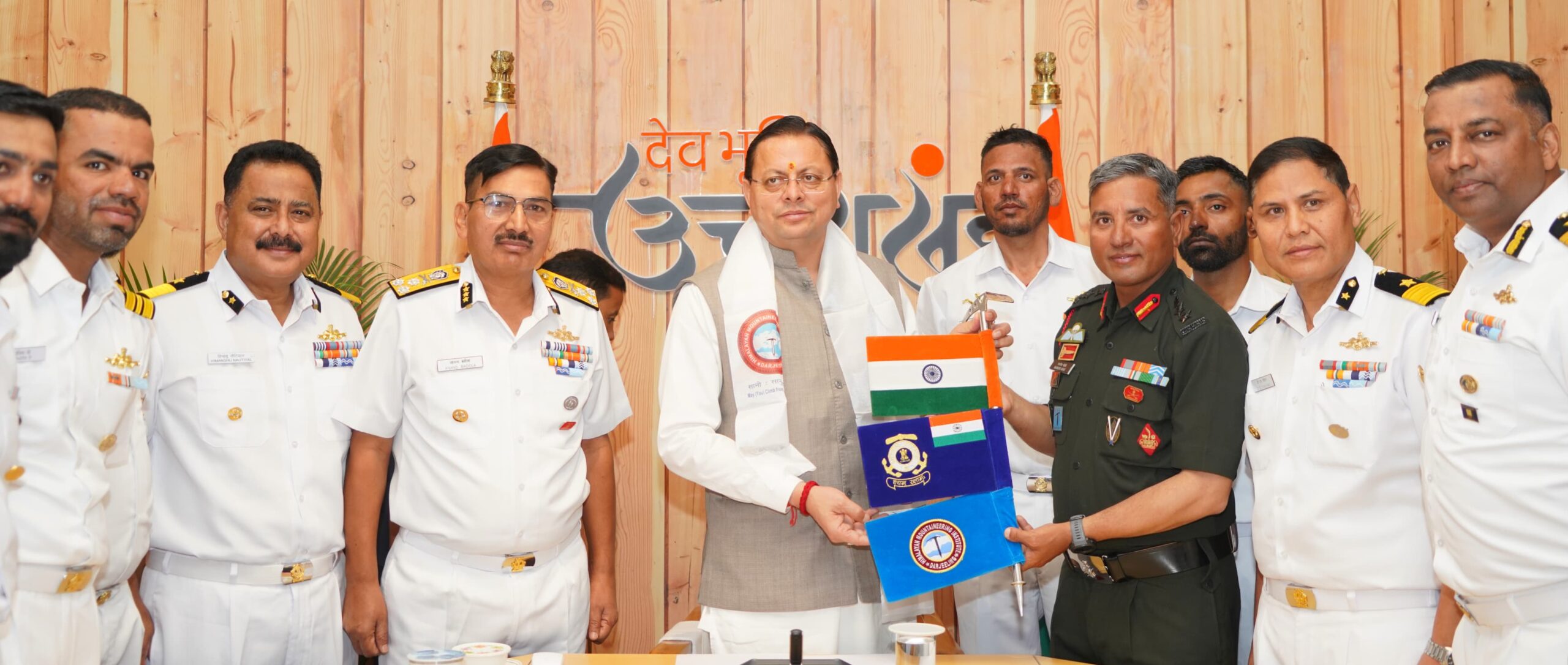 माउंट मुकुट ईस्ट का ऐतिहासिक आरोहण कर लौटे भारतीय तटरक्षक बल एवं एचएमआई के संयुक्त अभियान दल का मुख्यमंत्री ने किया फ्लैग-इन*